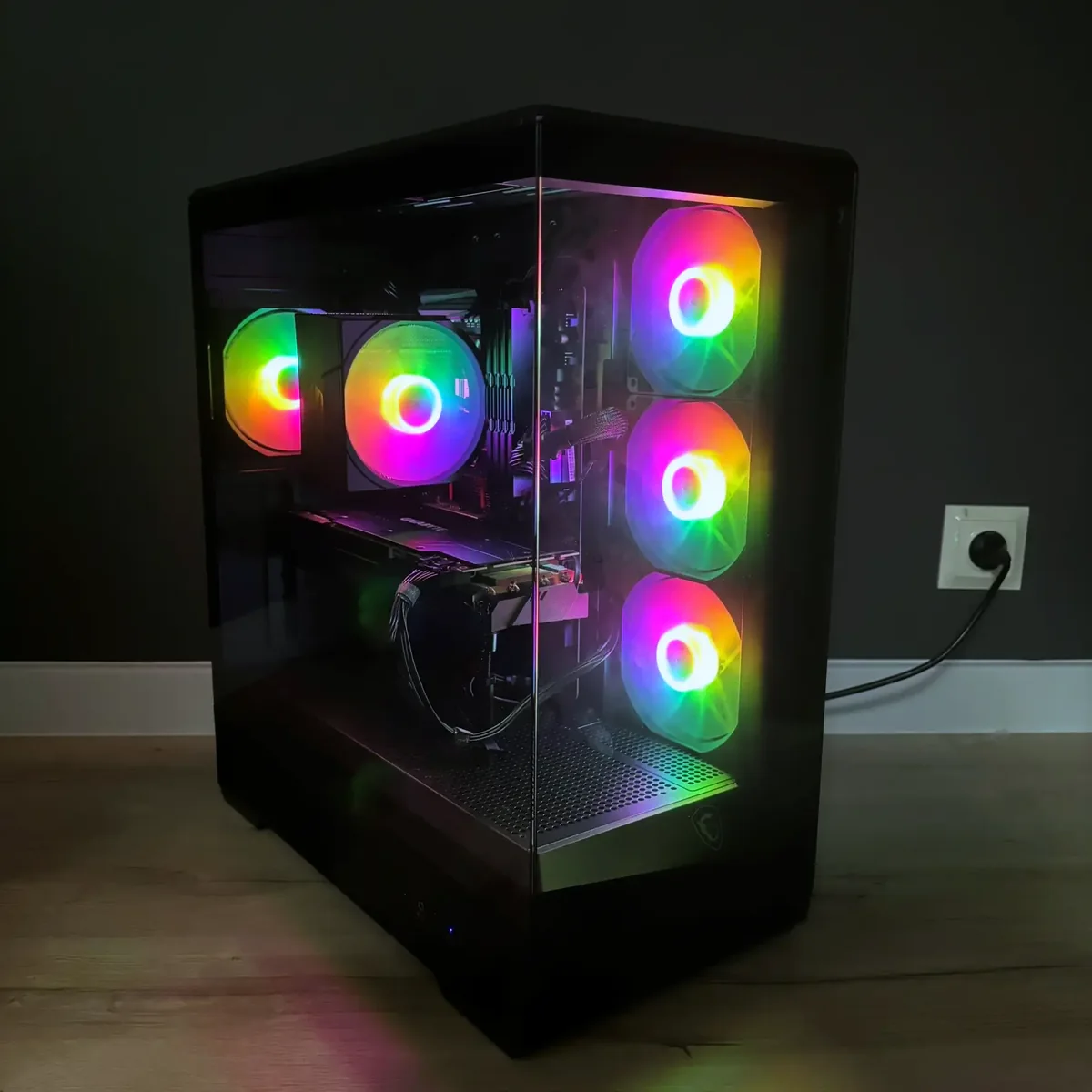 Komputer złożony przez TechThor w obudowie MSI MAG PANO z podświetleniem RGB